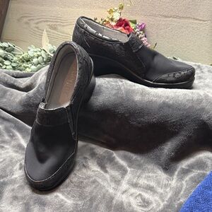Alegria Black leather/canvas floral emboss clog/shoe size 38 (7.5-8) slip resist